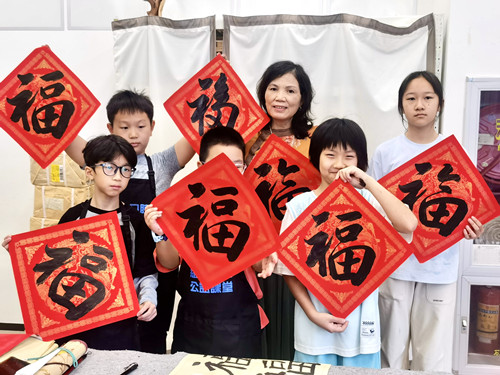 維港口腔開展公益書法班 維港口腔開展公益書法班