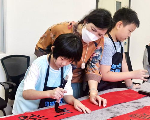 維港口腔聯合口岸社區開展公益書法班 維港口腔聯合口岸社區開展公益書法班